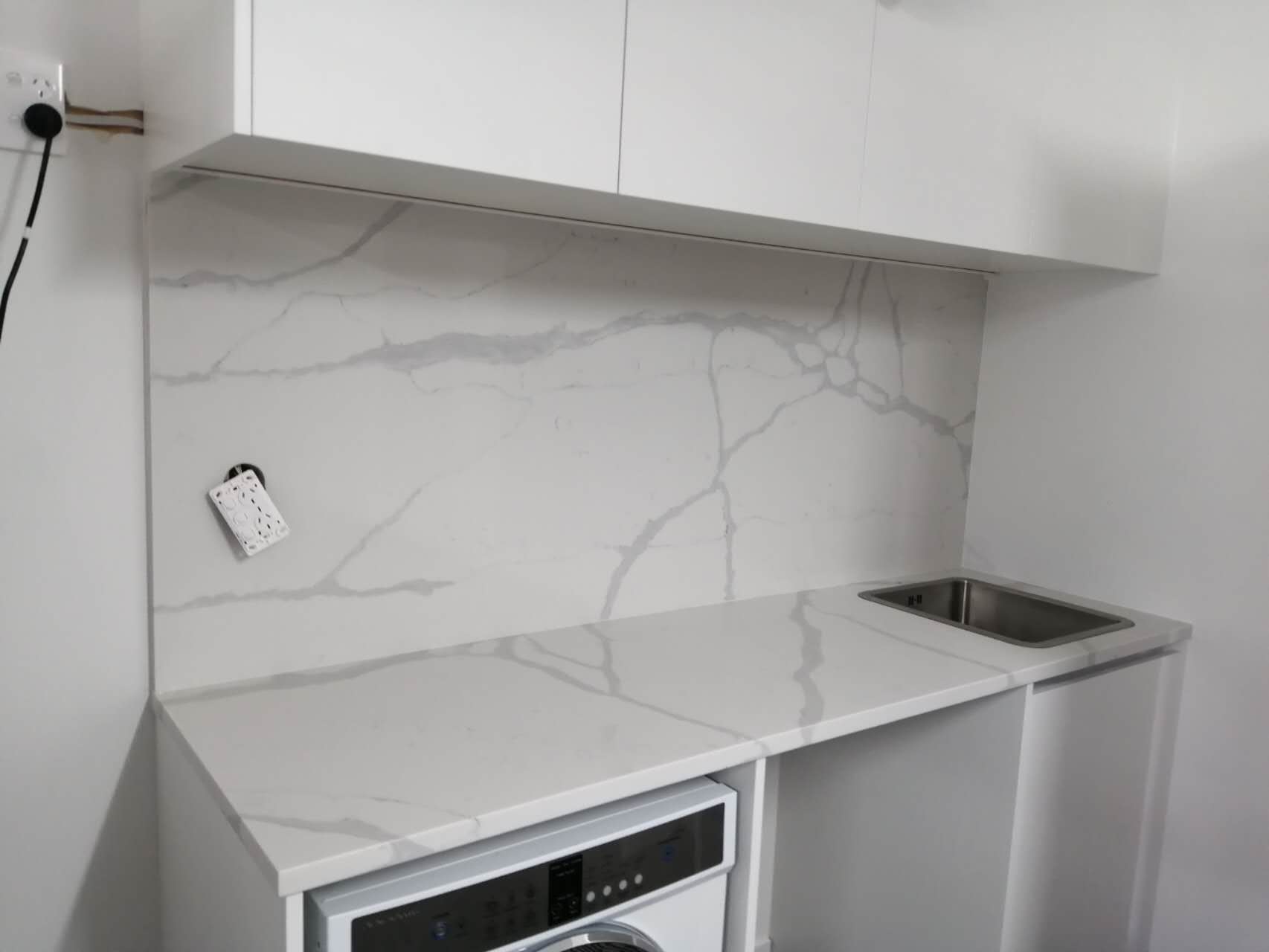 Modern kitchen with Calacatta Sky Quartz countertop and backsplash.